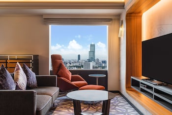 Deluxe Suite,  1 King Bed, Executive Lounge Access, High Floor