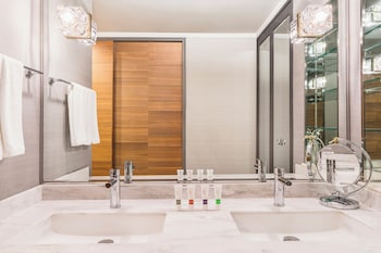 Deluxe Suite,  1 King Bed, Executive Lounge Access, High Floor