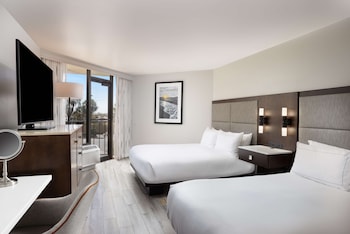 Room, 2 Queen Beds, Accessible, Bathtub