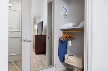 Room, 1 King Bed, Accessible