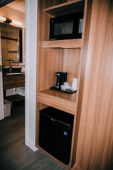 Room, 2 Queen Beds (Mobility Accessible, Tub)