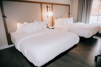 Room, 2 Queen Beds (Mobility Accessible, Tub)