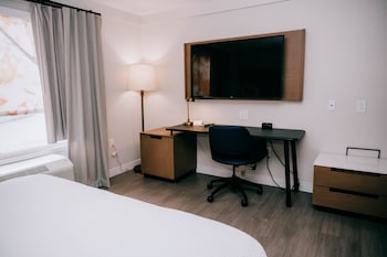 Room, 1 King Bed (Mobility/Hearing Access, Roll-In Shwr)
