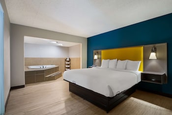 Suite, 1 King Bed, Non Smoking, Jetted Tub