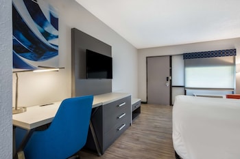 Standard Room, 1 Queen Bed, Non Smoking, Refrigerator & Microwave