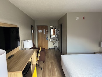Room, 1 King Bed, Accessible, Non Smoking (Mobility, Bathtub w/ Grab Bars)