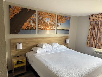Room, 1 King Bed, Accessible, Non Smoking (Mobility, Bathtub w/ Grab Bars)