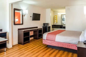 Deluxe Room, 1 King Bed, Smoking, Refrigerator & Microwave