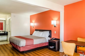 Deluxe Room, 1 King Bed, Smoking, Refrigerator & Microwave