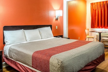 Deluxe Room, 1 King Bed, Smoking, Refrigerator & Microwave