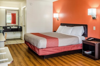 Deluxe Room, 1 King Bed, Smoking, Refrigerator & Microwave