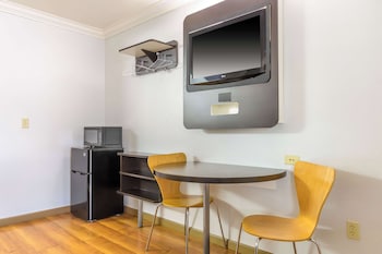 Senior Room, 1 King Bed, Accessible Bathtub, Non Smoking