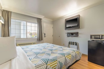 Senior Room, 1 King Bed, Accessible Bathtub, Non Smoking