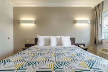 Senior Room, 1 King Bed, Accessible Bathtub, Non Smoking