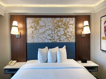 Standard Room, 1 Queen Bed, Non Smoking, Refrigerator & Microwave