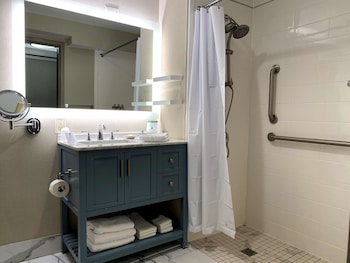 Standard Room, 2 Queen Beds, Accessible, Bathtub