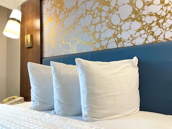 Standard Room, 1 Queen Bed, Non Smoking, Refrigerator & Microwave
