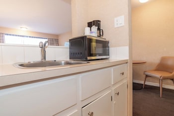 Standard Room, 1 King Bed, Kitchen