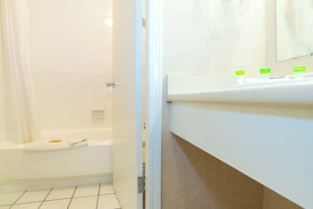Standard Room, 1 King Bed, Kitchen