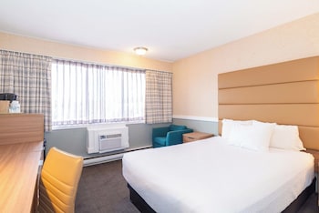 Standard Room, 1 King Bed, Kitchen