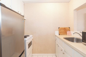Standard Room, 1 King Bed, Kitchen