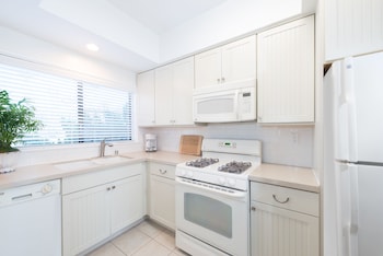 Suite, up to 3 beds, Kitchen, Ocean View(Beachfront Two Bedroom Suite)