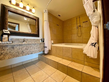 Standard Room, 1 King Bed, Non Smoking, Jetted Tub (Oversized Room)