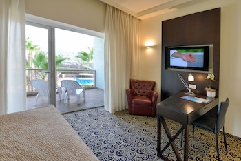 Superior Room, Balcony, Pool View