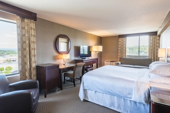 Traditional Room, 1 King Bed (Mobility/Hearing Accessible, Tub)