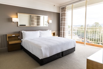 Suite, Club Lounge Access (Pine)