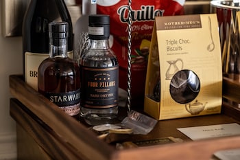 Suite, Club Lounge Access (Pine)