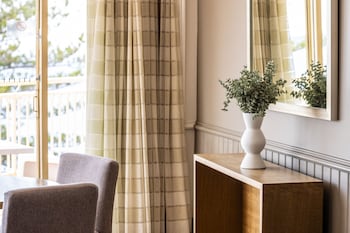 Suite, Club Lounge Access (Pine)