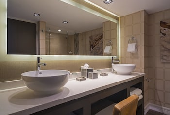 Executive Suite, 1 King Bed, Corner (Adults only floor)