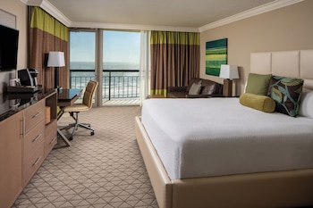 Deluxe Room, 1 King Bed, Corner
