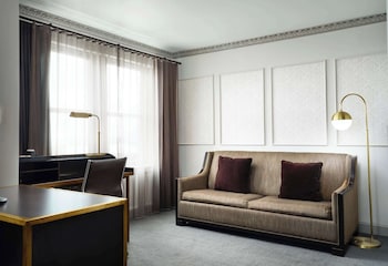 Junior Suite, 1 King Bed, Accessible, Bathtub