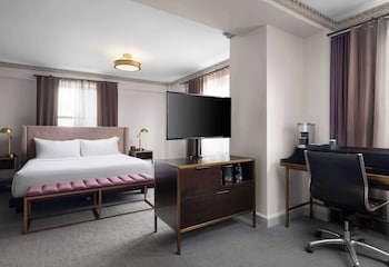 Junior Suite, 1 King Bed, Accessible, Bathtub