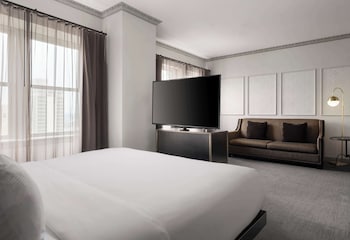Deluxe Room, 1 King Bed, Accessible, Bathtub