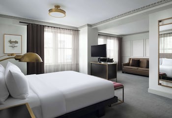 Junior Suite, 1 King Bed, Accessible, Bathtub