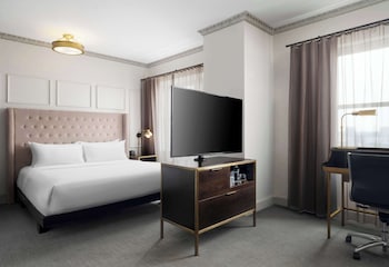 Deluxe Room, 1 King Bed, Accessible, Bathtub