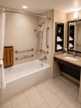 Standard Room, 2 Queen Beds, Accessible (Accessible Tub)
