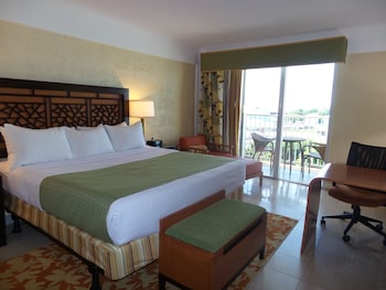 Deluxe Room, 1 King Bed, Balcony, Beach View