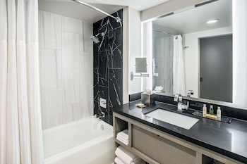 Room, 1 King Bed, Accessible, Bathtub (Hearing)