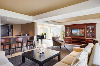 Suite, 1 King Bed (The Champion Suite)
