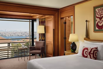 Deluxe Partial Sea View Room King Bed