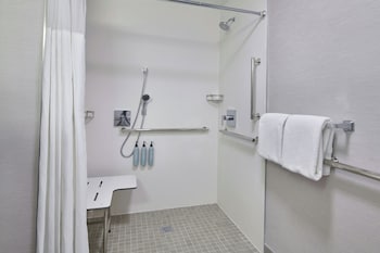 Room, 2 Queen Beds (Mobility/Hearing Access, Roll-In Shwr)