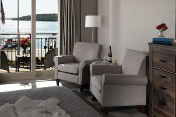 1 King Bed Lakeview - Upper Floor - Balcony 3rd - 5th Floor with unobstructed View , pullout sofa