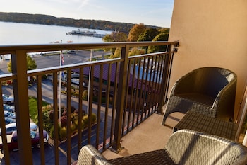 1 King Bed Lakeview - Upper Floor - Balcony 3rd - 5th Floor with unobstructed View , pullout sofa