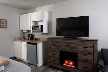 1 King Bed Lakeview - Balcony and pullout Sofa