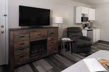 1 King Bed Lakeview  - Accessible - Balcony 5th floor
