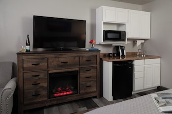 1 King Bed Lakeview - Upper Floor - Balcony 3rd - 5th Floor with unobstructed View , pullout sofa